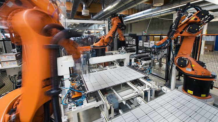 Kollege Roboter hat die Fertigung bei Solarwatt weitgehend übernommen.