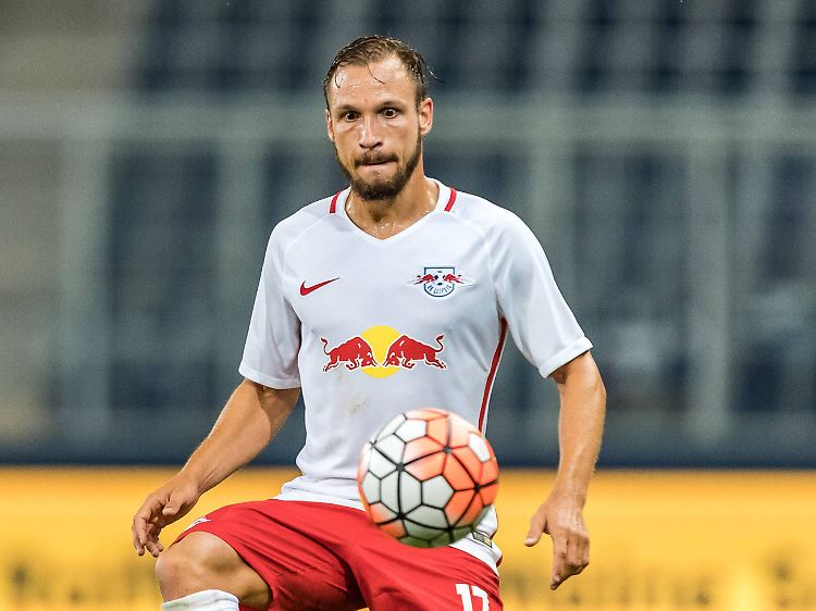 Da ist etwas falsch: Andreas Ulmen von Salzburg trägt versehentlich ein Leipziger Trikot.