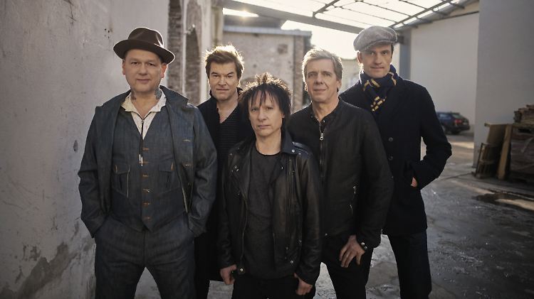 Sind sich nicht zu fein für nächtliche Signierstunden und schweißtreibende Miniatur-Konzerte: Die Toten Hosen. 