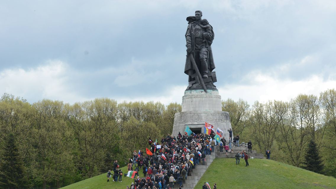 Am Sowjetischen Ehrenmal im Treptower Park legten die "Nachtwölfe" einen Kranz nieder.