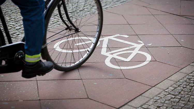 Fahrradfahrer in der Innenstadt müssen ihre Fahrweise auf ein erhöhtes Fußgängeraufkommen einrichten.