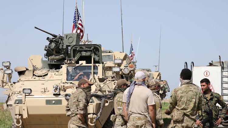 US-Soldaten im Gespräch mit YPG-Kämpfern nahe der türkischen Grenze