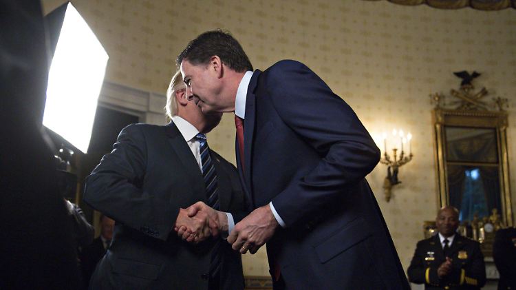 Halb zog er ihn, halb sank er hin: Trump und Comey am 22. Januar im Blue Room des Weißen Hauses.