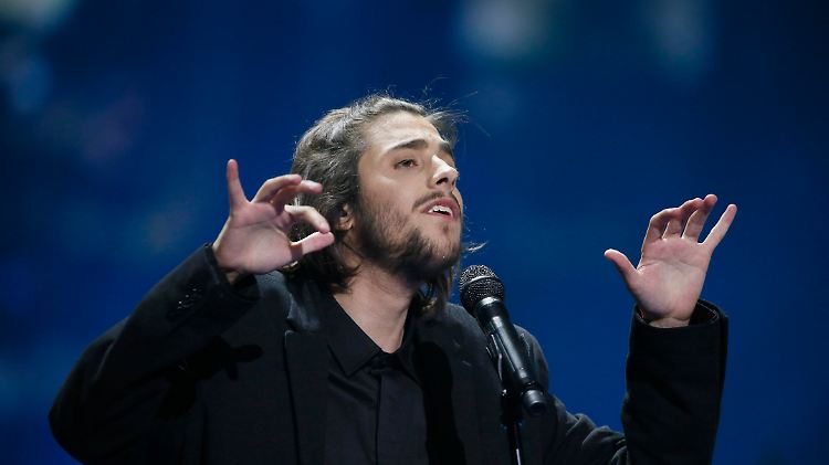 Sobral singt eine Ballade, die seine Schwester geschrieben hat.