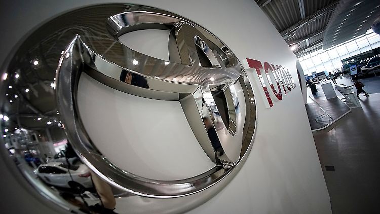 Der japanische Autobauer Toyota musste 2016 die Krone des weltgrößten Autobauers an Volkswagen abgeben.