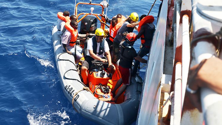Teams von Sea Watch, Jugend Rettet und Sea Eye retten auf dem Mittelmeer in Not geratene Flüchtlinge. Jetzt müssen sie sich schwerer Vorwürfe erwehren.