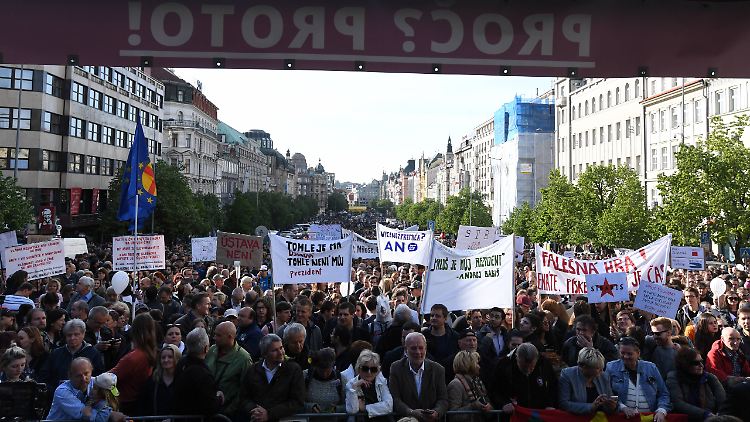 Auf dem Prager Prachtboulevard zwischen Hauptbahnhof und Karlsbrücke kamen viele Tausend Babis-Gegner zusammen.
