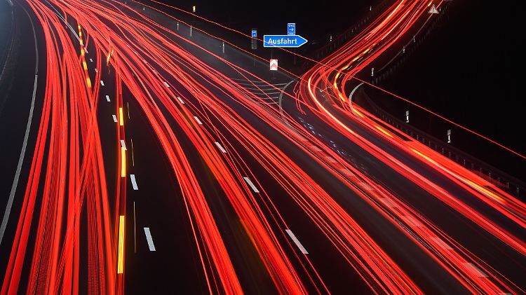 Wenn eine Geschwindigkeitsbegrenzung das Tempo auf deutschen Autobahnen nicht limitiert, kann der Fahrer Gas geben. 