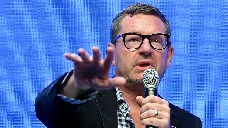 "Zeugen der neuen Weltausstellung der Moderne": Kai Diekmann spricht auf der "Cube Tech Fair" in Berlin mit Robin Wright.