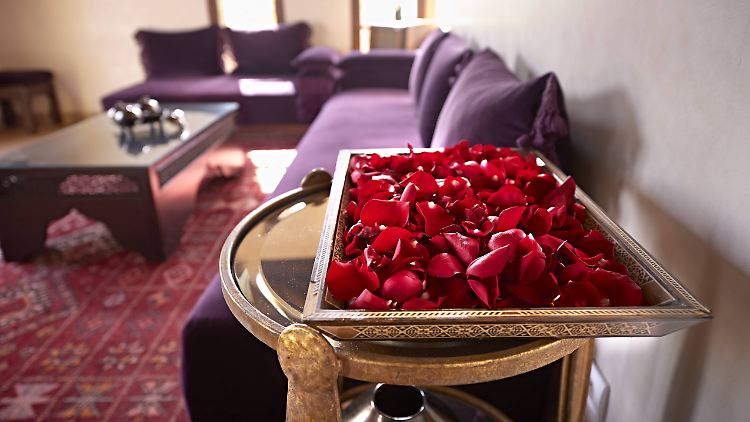 Mit Rosenblüten wollen manche Hotels das Wohlgefühl ihrer Gäste steigern.