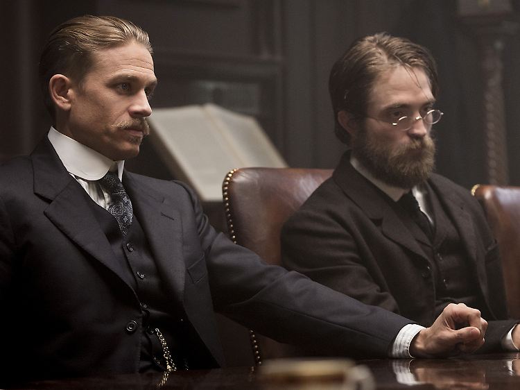 Neben Robert Pattinson (r.) spielte Charlie Hunnam in "Die versunkene Stadt Z" einen britischen Forscher des frühen 20. Jahrhunderts.