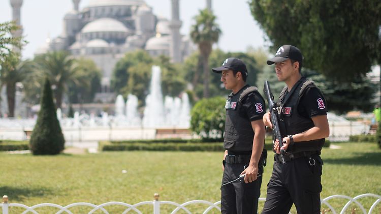 Trägt man das Wort "Held" auf der Brust macht man sich für die türkische Polizei verdächtig.