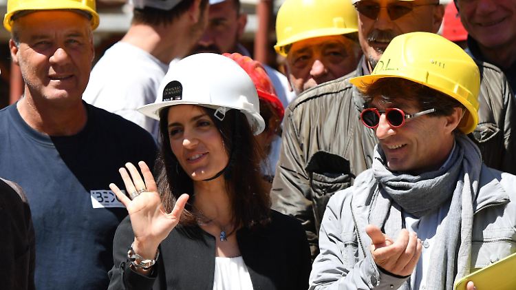 Nicht beim Aufräumen, sondern im Mausoleum des Augustus, das nun restauriert werden soll: Roms Bürgermeisterin Raggi.