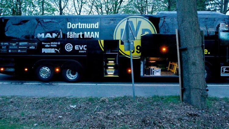 Der BVB-Bus wurde bei dem Anschlag stark beschädigt.