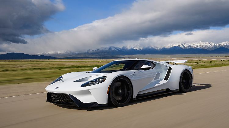 Ein Jahr nach seiner triumphalen Rückkehr nach Le Mans stürmt der Ford GT jetzt in Kleinserie auf die Straße.