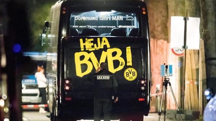Bei dem Anschlag wird Marc Bartra am Arm verletzt und muss anschließend operiert werden.