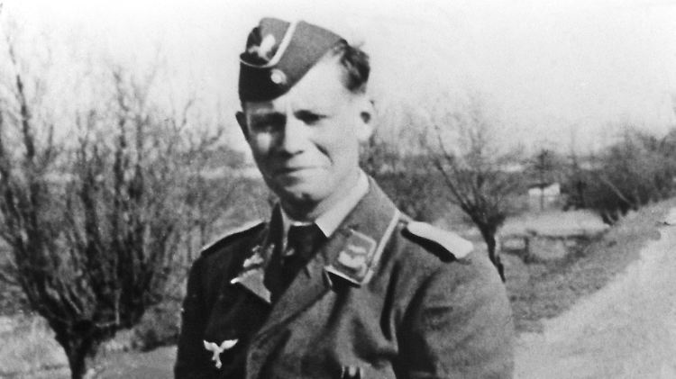 Der spätere Minister und Bundeskanzler Helmut Schmidt war auch Oberleutnant in der Wehrmacht.