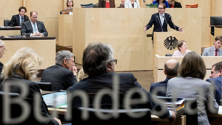 Der Bundesrat befasst sich vor allem mit Gesetzen des Bundestages.