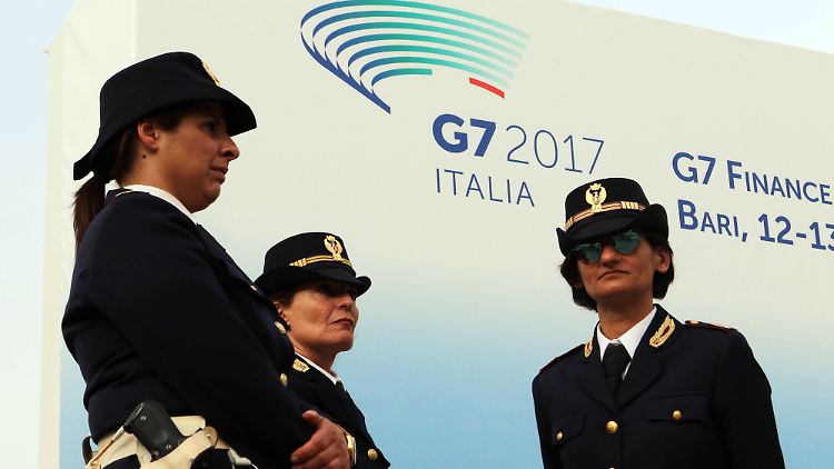 Italienische Polizistinnen passten auf, dass alles ordnungsgemäß verlief. 