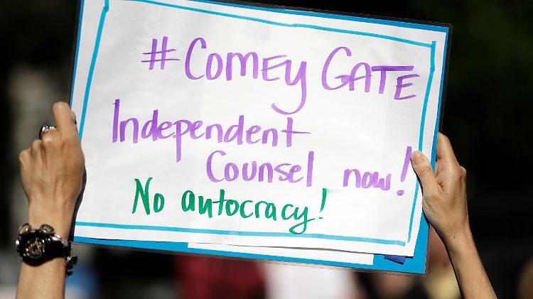 Unter dem Hashtag "ComeyGate" fordern Demonstranten in den USA eine unabhängige Untersuchung der Entlassung des FBI-Chefs.