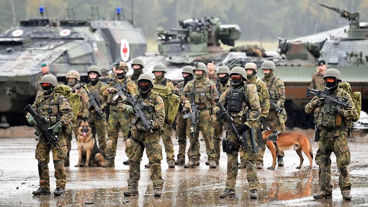"Wenn G36-Sturmgewehre aus einem Panzer entwendet werden, ist das ein schwerwiegender Vorfall": In Munster trainieren viele Einheiten.