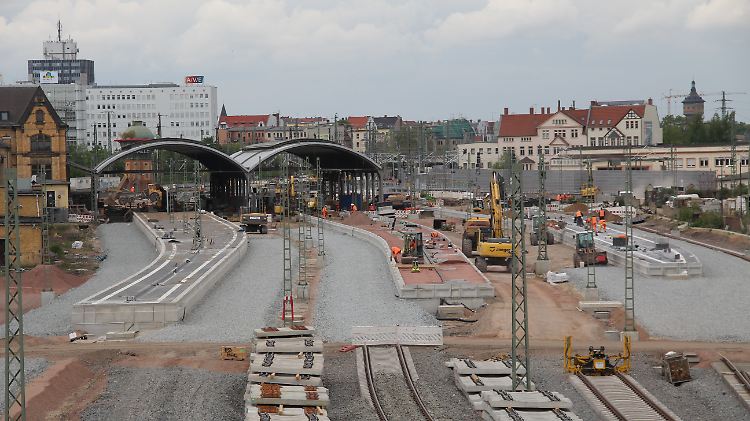 Bauarbeiten unter Zeitdruck: Der Schienenverkehrsknoten Halle war nach 48 Stunden wieder am Netz.