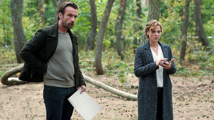 Raczek (Lucas Gregorowicz, l.) und Lenski (Maria Simon) untersuchen den Tatort.