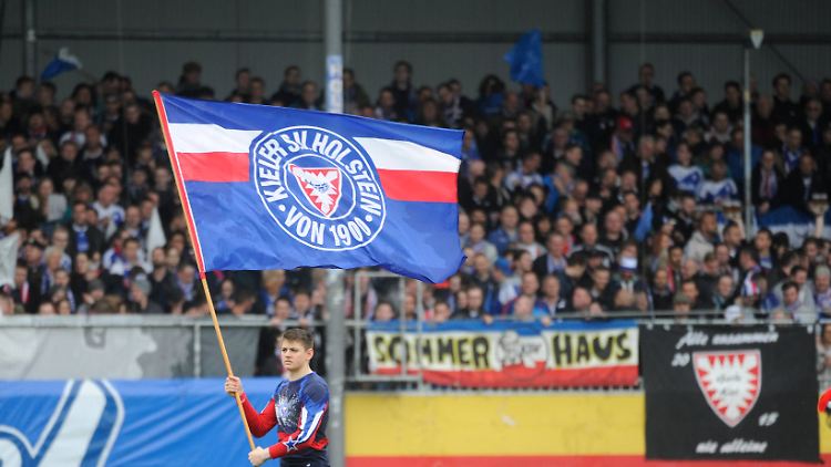 Holstein Kiel feiert den Aufstieg in Liga zwei.