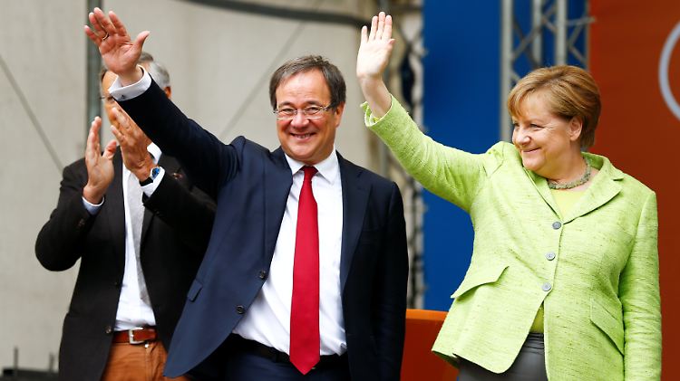 Wolfgang Bosbach, Armin Laschet und Angela Merkel bei der Abschlussveranstaltung der CDU in Aachen.