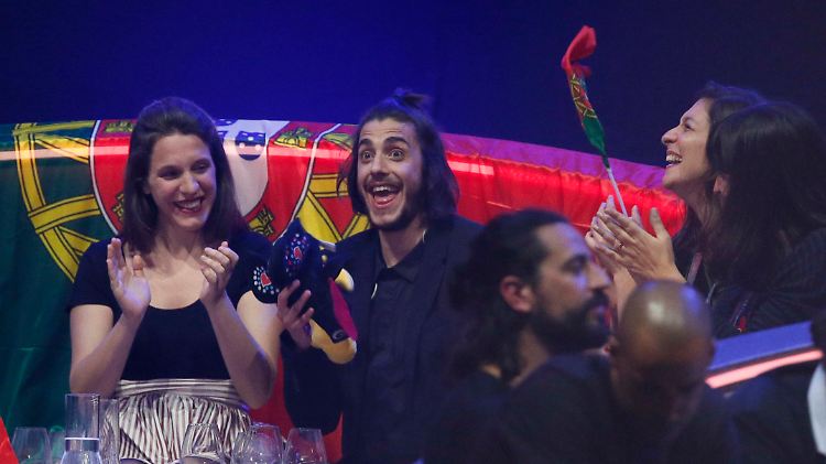 Bereits im Vorfeld als Favorit gehandelt, wird Salvador Sobral dieser Rolle gerecht und ...