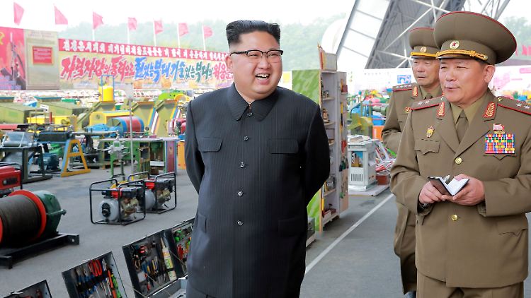 Der nordkoreanische Machthaber Kim Jong Un und zwei Generäle besuchten Anfang Mai gut gelaunt eine Ausstellung.