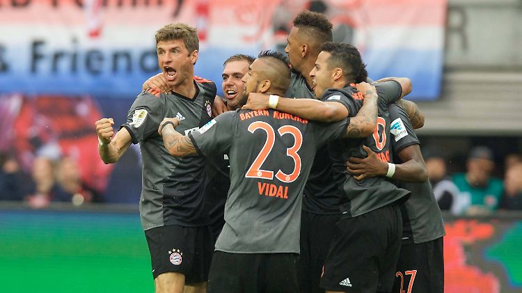 "Es war aufreizend. Das muss man schon sagen. Vielleicht hätten sie das lieber sein lassen sollen": Thomas Müller feiert mit seinen Kollegen den Sieg in Leipzig.