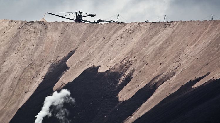 Eine Abraumhalde von K+S. Umweltschützer weisen auf Probleme insbesondere durch Abwässer aus der Kaliproduktion in.