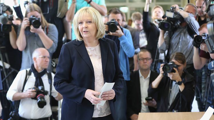 Ministerpräsidentin Kraft schreitet in Mülheim an der Ruhr zur Wahlurne.