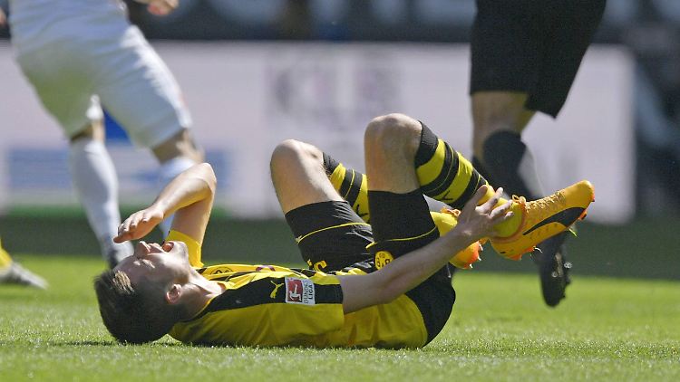 Weigl bleibt unglücklich hängen und bricht sich das rechte Sprunggelenk. 