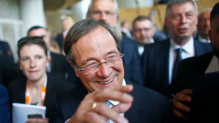 Armin Lauschet genießt den Wahlabend in Düsseldorf.