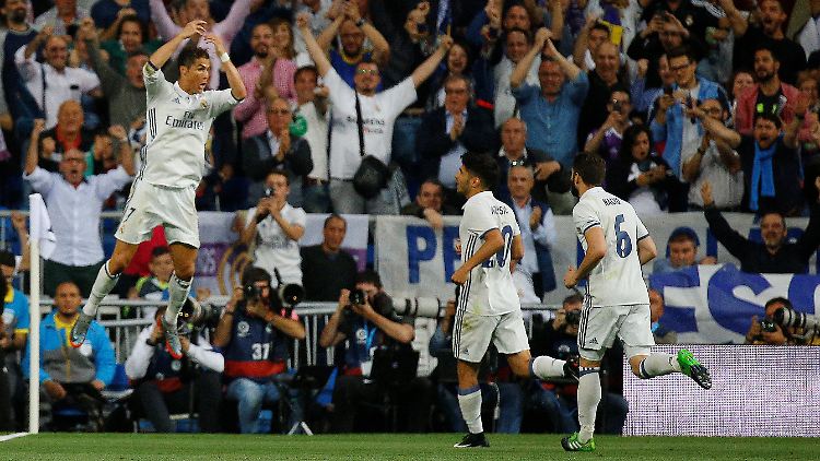 Cristiano Ronaldo schwebt über dem Rest: Der Portugiese erzielte gegen Sevilla seinen 400. Treffer für Real Madrid.