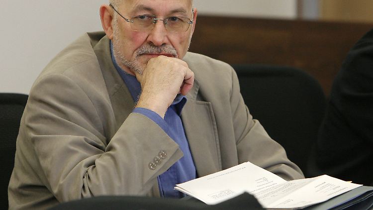 Horst Mahler wartet 2008 im Landgericht Potsdam auf den Prozessbeginn.
