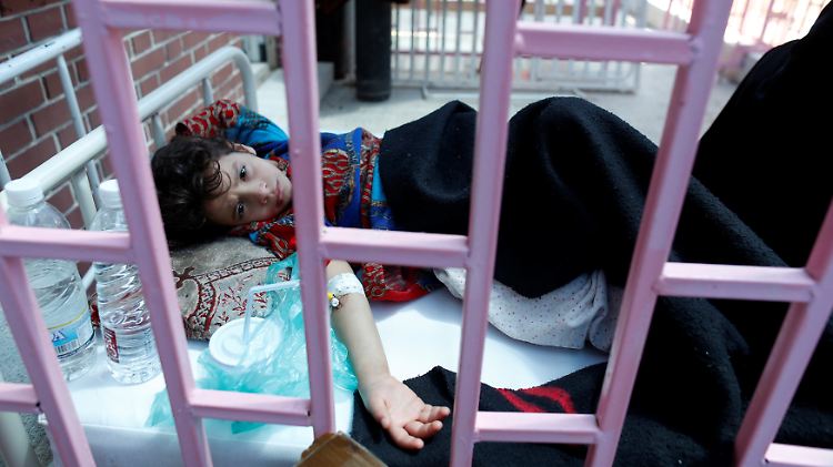 Ein mit Cholera infiziertes Mädchen liegt in Sanaa im Krankenhaus. 