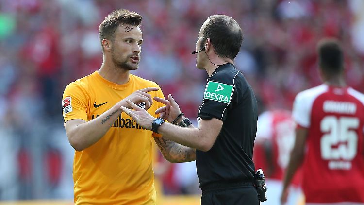 Der Dank gehört dem Schiedsrichter: Marco Fritz erkannte den Treffer von Frankfurts Haris Seferovic an - auch wenn er mit der Hand erzielt worden war.