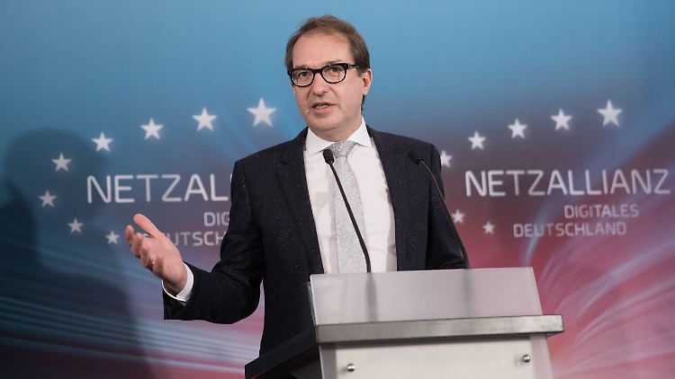 Als Minister ist Dobrindt auch für digitale Infrastruktur zuständig.