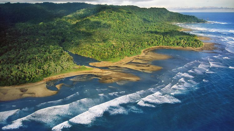 Traumhafte Küstenlandschaften sind ideal für einen Urlaub am wilden Meer.