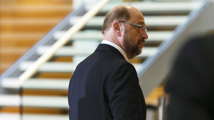 Die Wahlniederlage in NRW bringt Kanzlerkandidaten Schulz in Erklärungsnot.