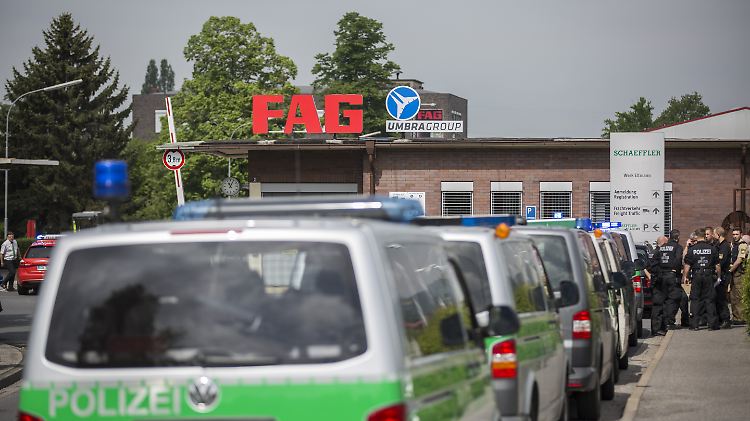 Großaufgebot der Einsatzkräfte: Im Industriegebot von Eltmann stauen sich die Fahrzeuge von Polizei und Feuerwehr.
