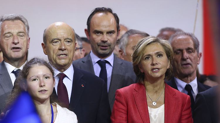 Philippe (M.) mit seinem Förderer Juppé (3.v.l.) während dessen Präsidentschaftswahlkampf im vergangenen Jahr.