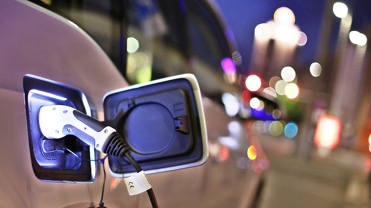 Laut der Banken-Studie sind die Stecker-Autos noch zu teuer.