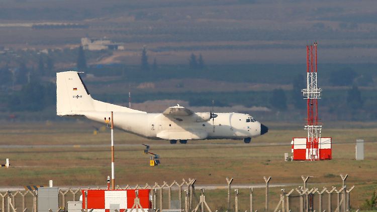 Ein deutsches Transportflugzeug landet in Incirlik.