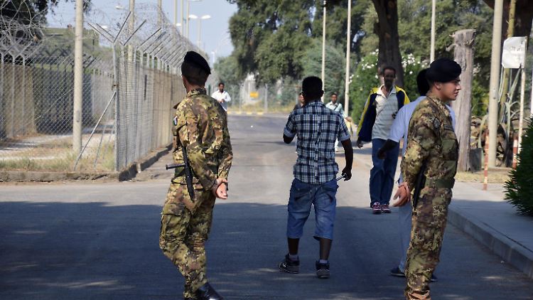 Das Foto von 2013 zeigt Soldaten, die im Flüchtlingslager in Isola Capo Rizzuto patrouillieren.