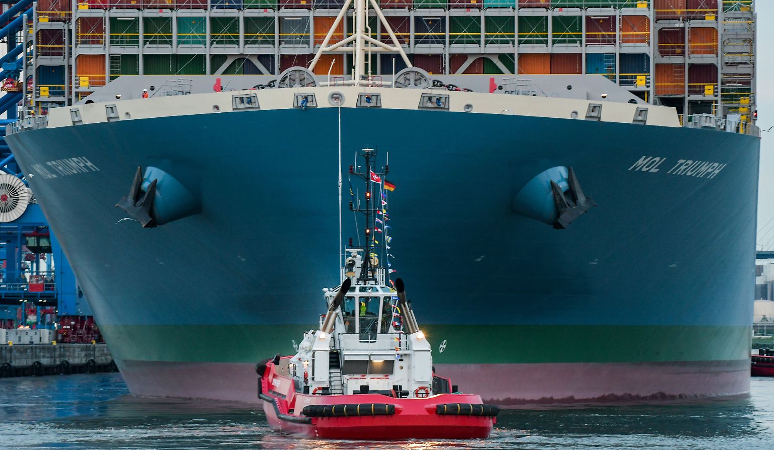 Premiere im Hamburger Hafen: Auf seiner Jungfernfahrt nach Europa legt ein riesiges Containerschiff aus Asien in Deutschland an.