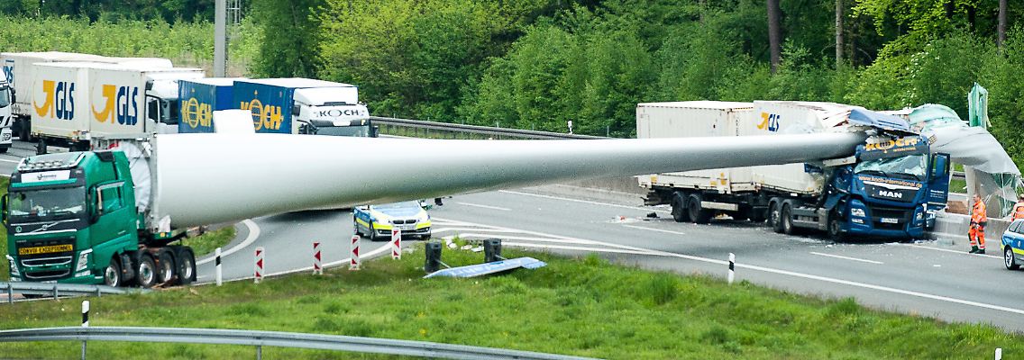 Die Autobahn ist voll gesperrt.